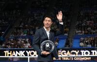 声援に応える錦織圭（撮影・佐々木彰尚）