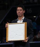手形をとった錦織圭（撮影・佐々木彰尚）