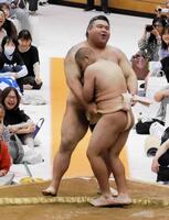 子どもとの相撲で寄り切られる高安