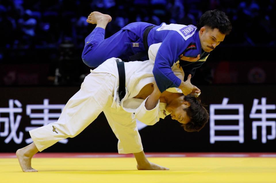 柔道の世界選手権男子66キロ級で、スペイン選手（上）を破り日本男子単独最多となる５度目の優勝を果たした阿部一二三＝５日、アゼルバイジャン・バクー（共同）