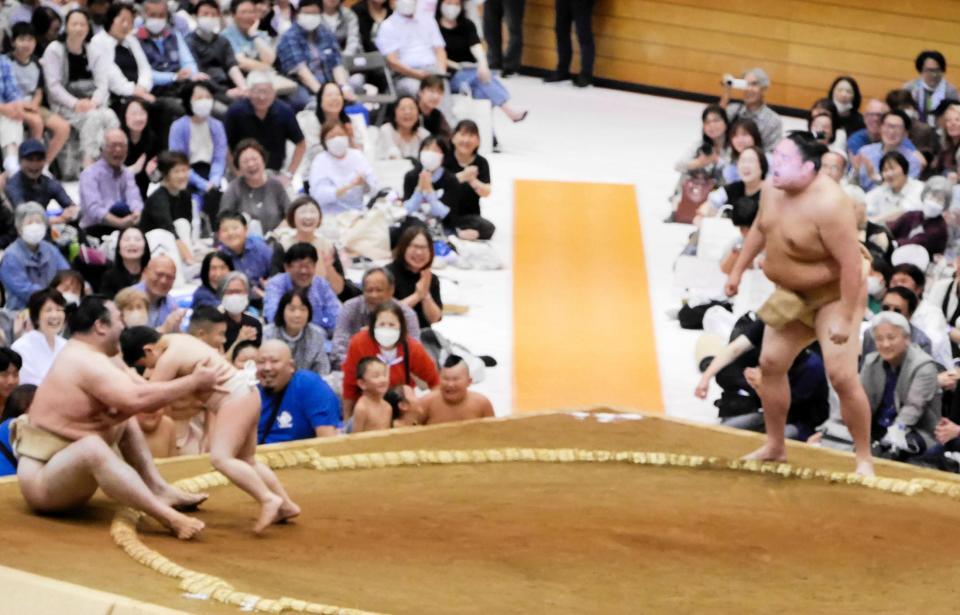 竜電と相撲を取る子どもに絶叫調で声援を送る一山本（右）