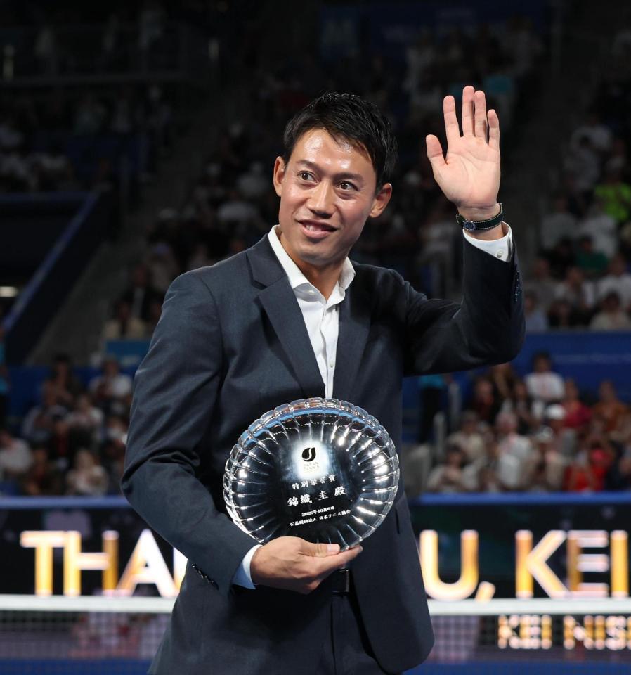 声援に応える錦織圭（撮影・佐々木彰尚）