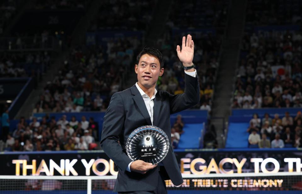 声援に応える錦織圭（撮影・佐々木彰尚）