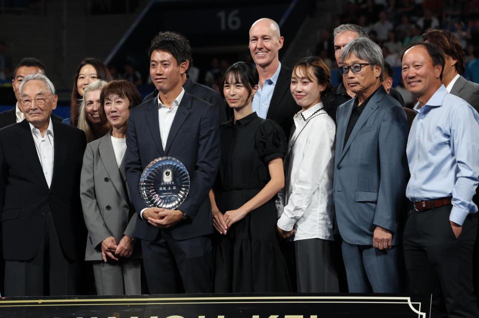 家族らと写真におさまる錦織圭（左から３人目）＝撮影・佐々木彰尚