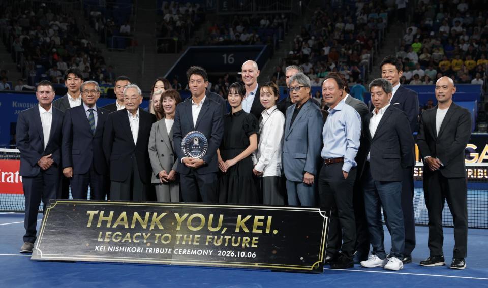 引退セレモニーで家族、関係者と写真におさまる錦織圭（撮影・佐々木彰尚）