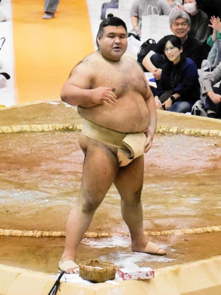 子どもとの相撲を前に気合を入れる高安