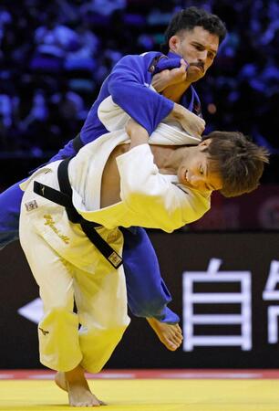 　男子６６キロ級決勝でガルシアトルネ（上）に一本勝ちした阿部一二三（共同）