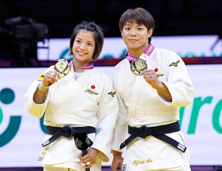 　金メダルを獲得し、写真に納まる男子６６キロ級の阿部一二三（右）と女子５２キロ級の阿部詩（共同）