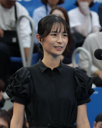 引退セレモニーに出席した舞夫人（撮影・佐々木彰尚）