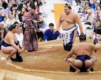 太刀持ちに高安、露払いに一山本を従え、土俵入りを行った大の里