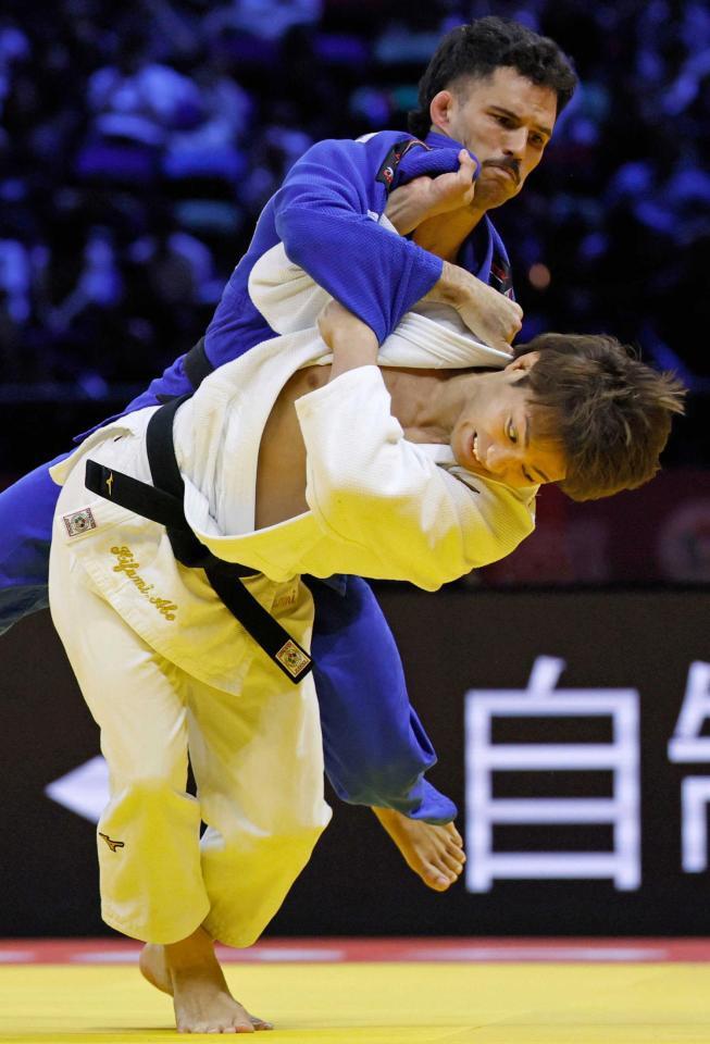 　男子６６キロ級決勝でガルシアトルネ（上）に一本勝ちした阿部一二三（共同）