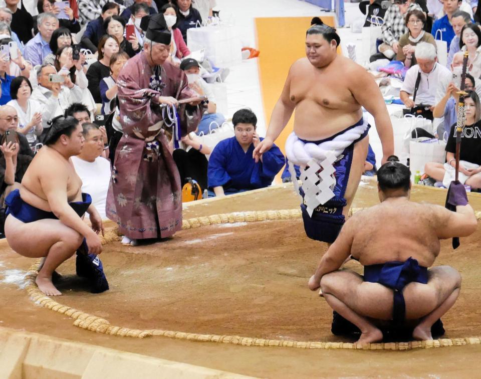 太刀持ちに高安、露払いに一山本を従え、土俵入りを行った大の里