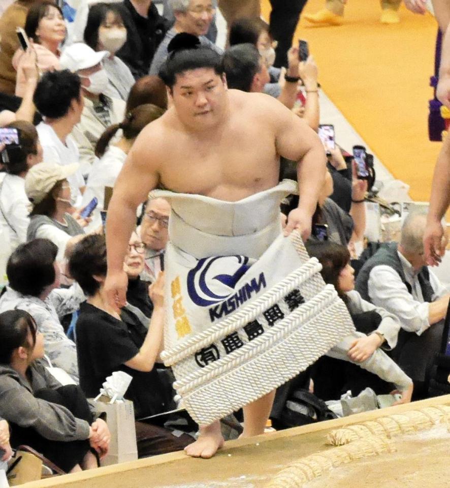 土俵入りを行う朝紅龍