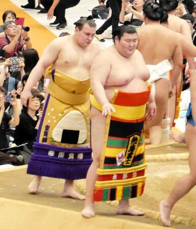 　土俵入りを行う（左から）安青錦、熱海富士