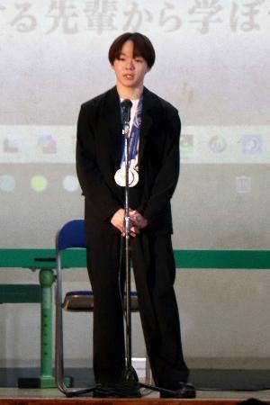 　母校のイベントに登壇したフィギュアスケート男子の鍵山優真＝８日、横浜市の六角橋中