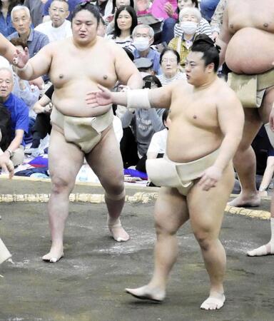 申し合い稽古に参加した翔猿（右）と藤青雲