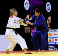 　女子５７キロ級決勝でジョージア選手（左）を破り優勝した大森朱莉（共同）