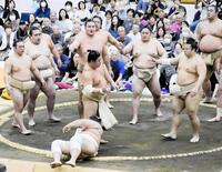 宇良（手前）を投げた藤ノ川に（左から）炎鵬、豪ノ山、寿之富士、平戸海、藤青雲、翔猿が次の相手に名乗り出る＝埼玉・狭山市