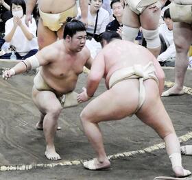 北の若に胸を出す藤ノ川（左）