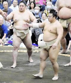 申し合い稽古に参加した翔猿（右）と藤青雲
