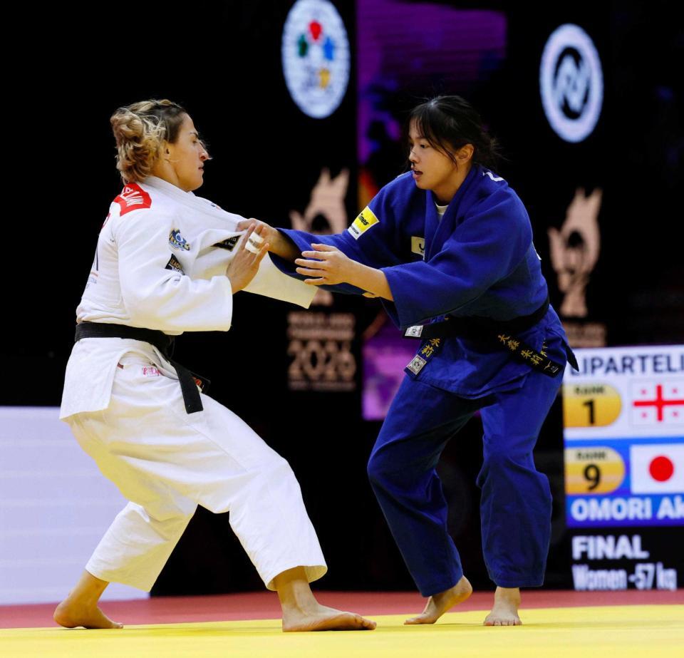 　女子５７キロ級決勝でジョージア選手（左）を破り優勝した大森朱莉（共同）