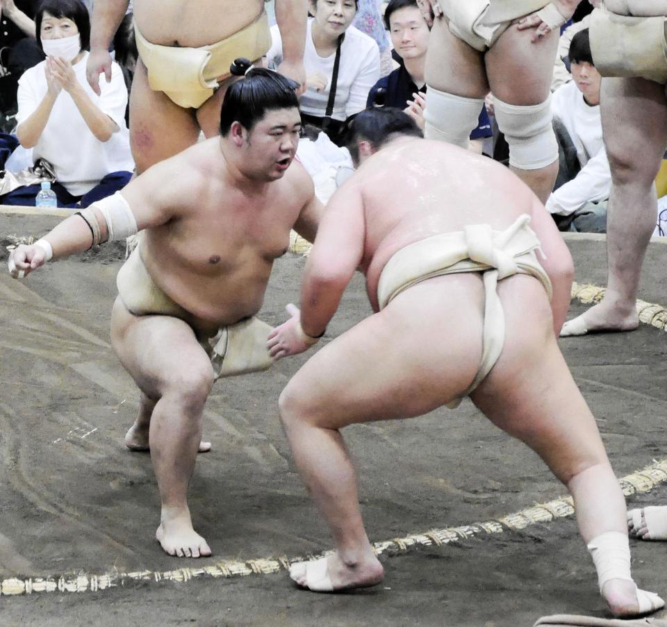 北の若に胸を出す藤ノ川（左）
