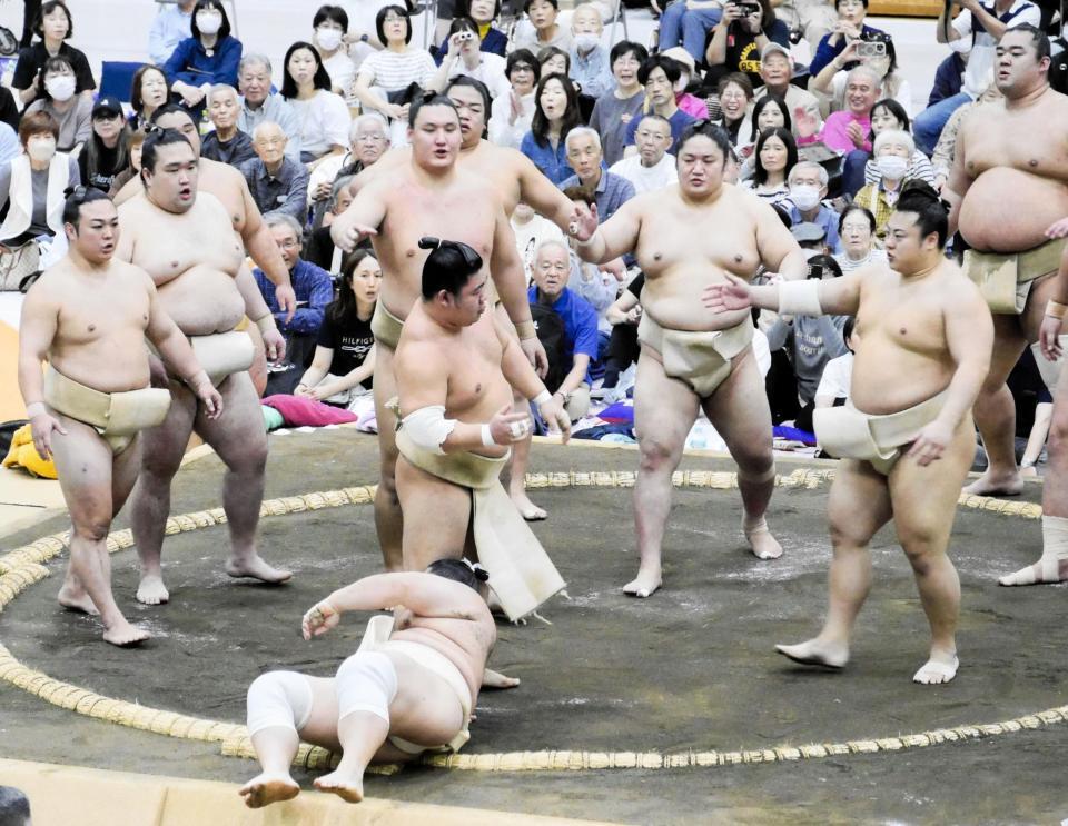 宇良（手前）を投げた藤ノ川に（左から）炎鵬、豪ノ山、寿之富士、平戸海、藤青雲、翔猿が次の相手に名乗り出る＝埼玉・狭山市