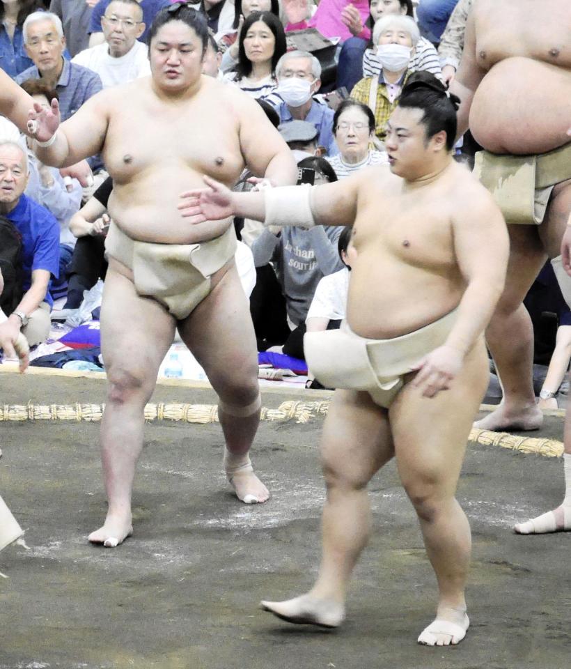 申し合い稽古に参加した翔猿（右）と藤青雲