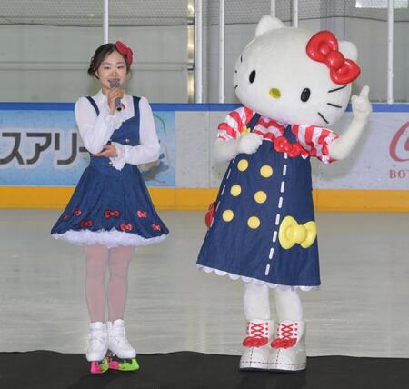 キテイちゃんとおそろいのエキシビション用の衣装をお披露目する島田麻央（撮影・金居みつよし）