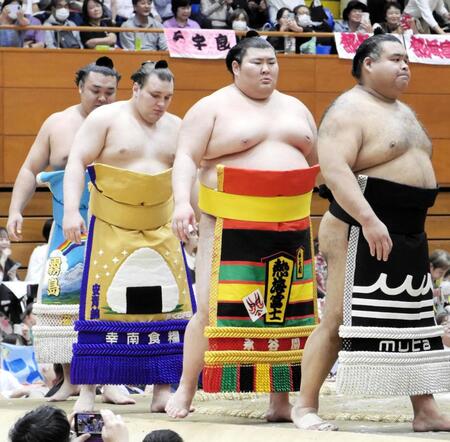 土俵入りする熱海富士（右から二人目）＝埼玉・秩父市