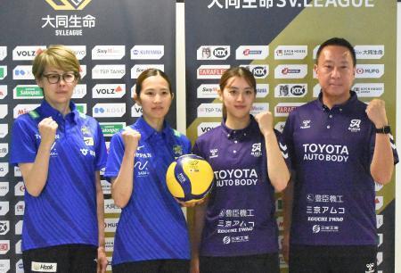 　バンコクでのＳＶリーグ女子開幕戦を前に記者会見でポーズをとる（左から）ＳＡＧＡ久光の中田久美監督、栄絵里香主将、Ａ愛知の佐藤彩乃主将、酒井新悟監督＝９日、バンコク（共同）