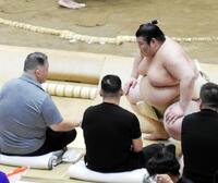 高田川親方から助言を受ける熱海富士