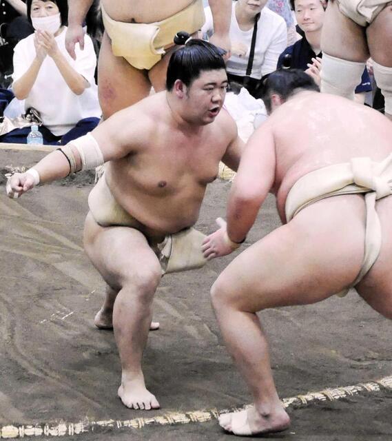 　北の若に胸を出す藤ノ川（撮影・山本鋼平）