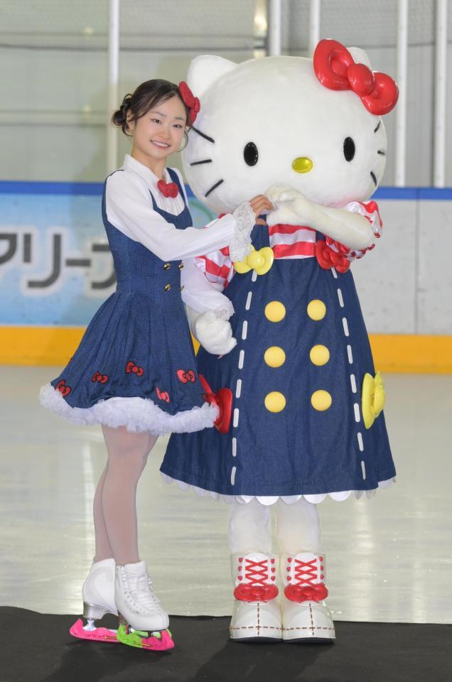 ハローキテイとおそろいのエキシビション用衣装を披露する島田麻央（撮影・金居みつよし）