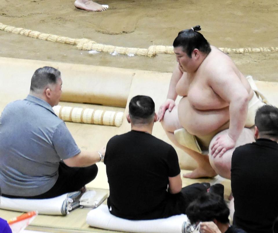 高田川親方から助言を受ける熱海富士