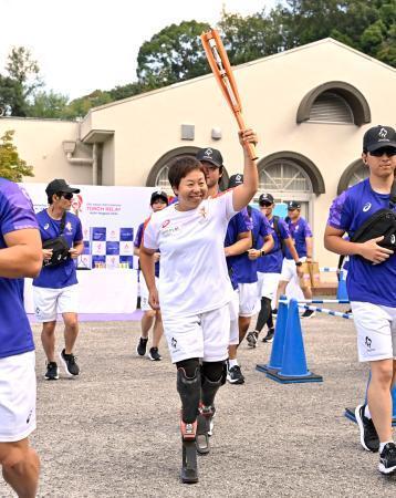 　愛知・名古屋アジアパラ大会の聖火リレーが始まり、スタートするパラカヌー女子の加治良美＝１０日午前、愛知県岡崎市