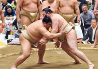 　朝稽古で相撲を取る義ノ富士（左）