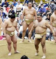 高安（右）と相撲を取る義ノ富士
