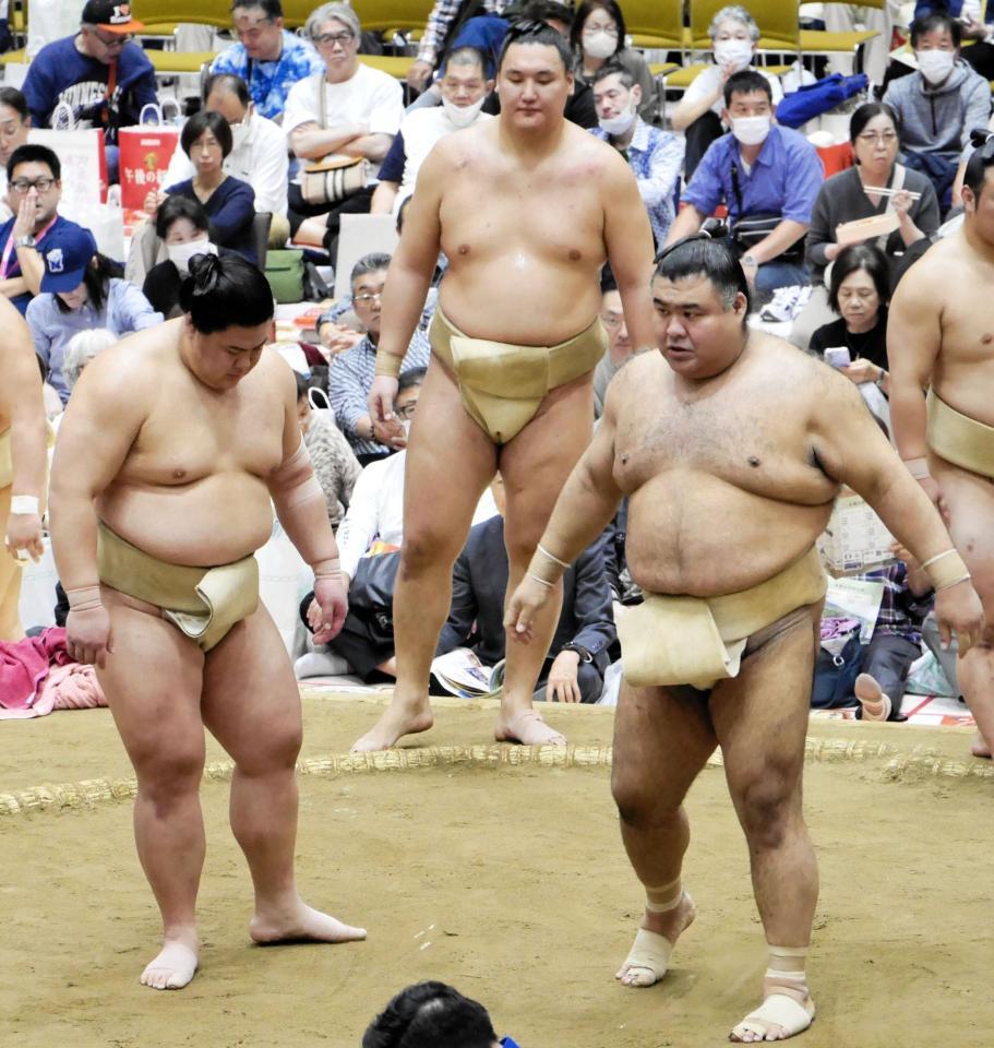 高安（右）と相撲を取る義ノ富士