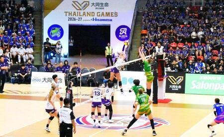 　バンコクでの開幕戦でプレーするＳＡＧＡ久光スプリングス（右）とアリーザ愛知の選手たち（共同）