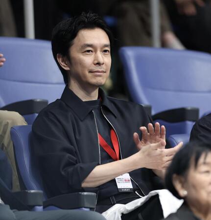 錦織圭の引退記念イベントを客席から見つめる長谷川博己（撮影・伊藤笙子）