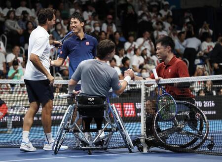 引退記念イベントで特別マッチを行なった（左から）ロジャー・フェデラー氏、錦織圭、ゴードン・リード、国枝慎吾氏（撮影・伊藤笙子）
