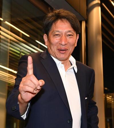 開会式を終え、カメラに向かってポーズを決める青学大・原晋監督（撮影・高部洋祐）