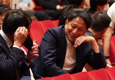 開会式で他校の監督らと談笑する青学大・原晋監督（撮影・高部洋祐）