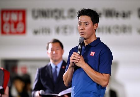 　イベントでファンに向けてあいさつする錦織圭さん＝１１日、有明コロシアム