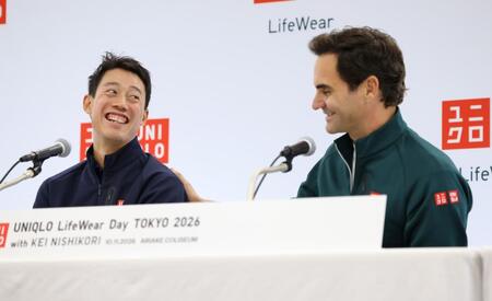 イベント後の会見でロジャー・フェデラー氏（右）に労われる錦織圭（撮影・伊藤笙子）
