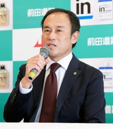 　記者会見で意気込みを語る早大の花田勝彦監督＝１１日、島根県出雲市