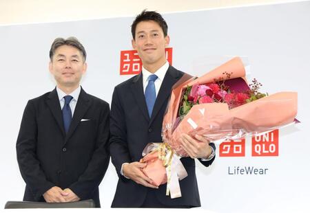 ユニクロ・柳井康治氏（左）より花束を受け取る錦織圭（撮影・伊藤笙子）