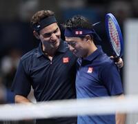 引退記念イベントでダブルスペアを組んだロジャー・フェデラー氏と錦織圭（撮影・伊藤笙子）