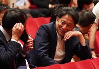 開会式で他校の監督らと談笑する青学大・原晋監督（撮影・高部洋祐）